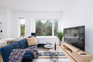 Μια τηλεόραση ή/και κέντρο ψυχαγωγίας στο Brand New Spacious Home in Heart of Vancouver