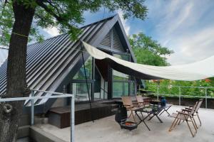 华阴Hua Shan Hidden Spring Exclusive Villa - Entire Private Property 隐泉禅境全栋私邸的庭院内带吊床的房子