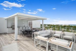Un balcon sau o terasă la Oceanfront Penthouse and patio at ONE Cable Beach