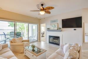 TV a/nebo společenská místnost v ubytování Swim, Boat and Fish Townhome on Lake of the Ozarks