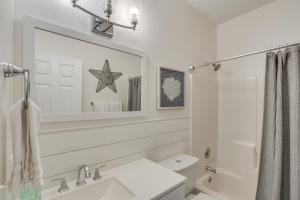 Koupelna v ubytování Swim, Boat and Fish Townhome on Lake of the Ozarks + 24 fotografií