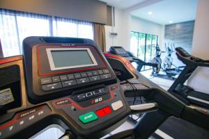 un gimnasio con un teléfono móvil en una cinta de correr en Residenz Apartments in Amerald Resort Hotel Desaru, en Desaru