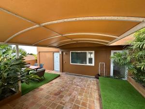 Vonkajšia záhrada v ubytovaní Casa con piscina y jardín con vistas al mar