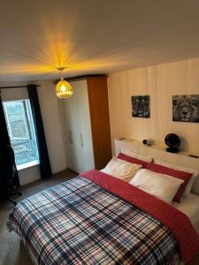 Postel nebo postele na pokoji v ubytování Spacious En-suite Room + 10 fotografií