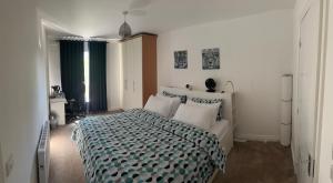Ένα ή περισσότερα κρεβάτια σε δωμάτιο στο Spacious En-suite Room