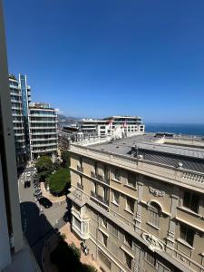 widok z powietrza na budynek i ocean w obiekcie Monaco Scala Suite Rickeys w Monte Carlo
