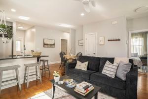 una sala de estar con un sofá y una mesa en Relax in Comfort - Retreat near CHS Downtown & Airport, en Charleston