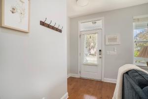 Habitación blanca con puerta y ventana en Relax in Comfort - Retreat near CHS Downtown & Airport, en Charleston