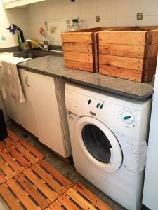 eine Waschmaschine in einer Küche mit einer Theke in der Unterkunft Casa San Isidro pileta jardín parrilla a metros del río in San Isidro + 28 Fotos