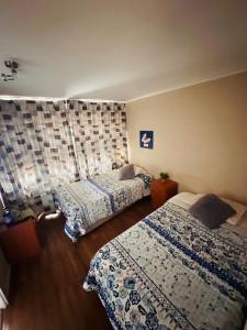 a bedroom with two beds and a window at Departamento 2 Habitaciones 2 Baños 4 Camas Indivuduales in Calama
