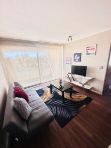 a living room with a couch and a table at Departamento 2 Habitaciones 2 Baños 4 Camas Indivuduales in Calama