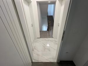 奥赫里德Blue Lake Apartment的有大理石地板楼梯的走廊 更多38张照片