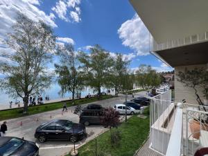 奥赫里德Blue Lake Apartment的停车场停放的汽车