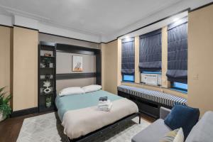 Postel nebo postele na pokoji v ubytování Walkable Paradise Heart of the City APT