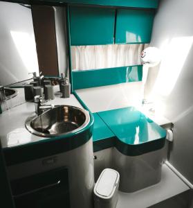 un piccolo bagno con lavandino e WC di Bluechip a Portimão