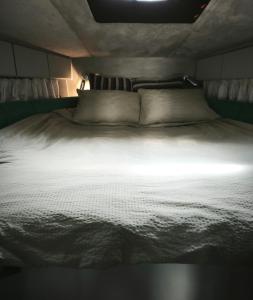 una camera da letto con un letto bianco e una luce sopra di Bluechip a Portimão Altre 14 foto
