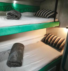 un paio di letti a castello in una stanza di Bluechip a Portimão