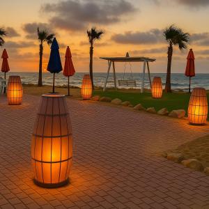 塞得港Unwind by the Coast at Porto Said Chalets的海滩附近人行道上的一组灯光