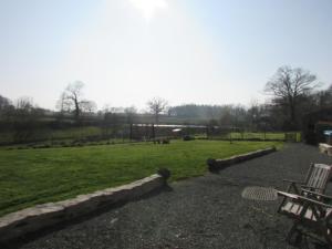 un parque con mesa de picnic y césped en Les Puvinieres, en Breuil-Barret