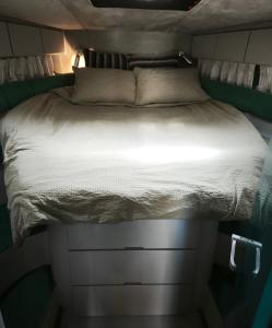 Posto letto in una piccola camera in un rimorchio. di Bluechip a Portimão