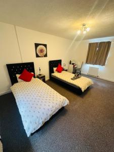 Giường trong phòng chung tại Rosyth 3 Bedroom home-Near Edinburgh & M90 With Free Parking +40 ảnh