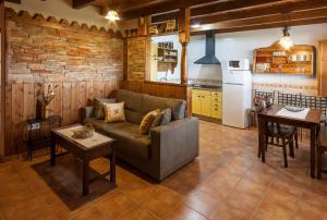 a living room with a couch and a kitchen at El Capricho de Gonzalo in Cartavio