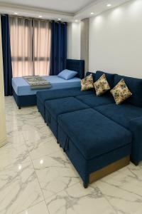 塞得港Unwind in style at Porto Said Chalets by the sea的有两张床和一张沙发的客厅