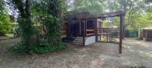 a small cabin with a tree at Cabañas Calimocho in Santa Rosa de Calamuchita