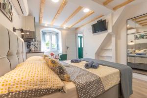 una camera da letto con un letto grande in una stanza di Old Town & Ela Place a Spalato (Split)