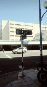 eine Ampel am Straßenrand einer Stadt in der Unterkunft Departamento zona microcentro in Mar del Plata