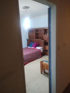 ein Schlafzimmer mit einem Bett und ein Zimmer mit einem Spiegel in der Unterkunft Departamento zona microcentro in Mar del Plata