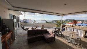 プエルト・バケリソ・モレノにあるOcean View Suite Cuencano's Houseのソファとテーブルのあるリビングルーム