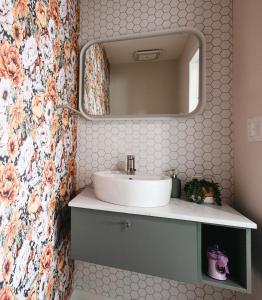 ニューヘイブンにあるBrand new cozy waterfront house w jacuzziの洗面台と鏡のあるバスルーム +22枚の写真