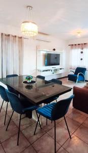 a living room with a dining table and chairs at Casa térrea aconchegante in Blumenau