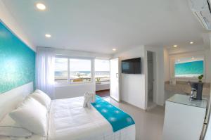 a bedroom with a bed and a view of the ocean at Hotel San Luis Place By Dorado in San Andrés