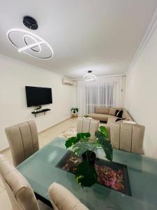 MadinatyProperty Sisters Madinaty, Elite garden view B2的带桌子和电视的客厅