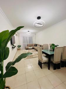 MadinatyProperty Sisters Madinaty, Elite garden view B2的客厅里有一张桌子和一张沙发