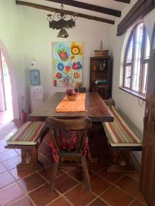 a room with a table and a bench in a room at Finca en Barbosa Descanso Naturaleza y Desconexion in Barbosa