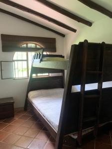 two bunk beds in a room with a window at Finca en Barbosa Descanso Naturaleza y Desconexion in Barbosa