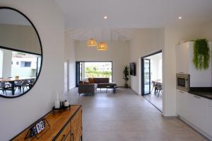 ウィレムスタッドにあるGreat Location - Newly built and Beautiful homeのリビングルーム(鏡、ソファ付)