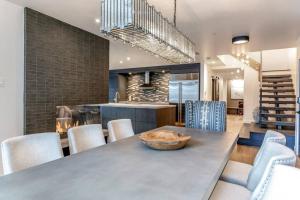 Η κουζίνα ή μικρή κουζίνα στο Gorgeous 4 Bedroom Ski Inout Condo In Beaver Creek Village