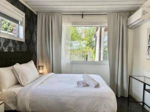 Katil atau katil-katil dalam bilik di Conifer - Your Private Resort Pool Retreat +30 gambar