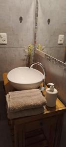 ein Badezimmer mit einem weißen Waschbecken und einem Spiegel in der Unterkunft Hermosa casa frente al rio icho cruz 10 personas in Villa Icho Cruz