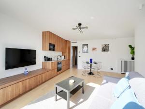 TV a/nebo společenská místnost v ubytování Elegant apartment - AC- 1BR- Neuilly-sur-Seine