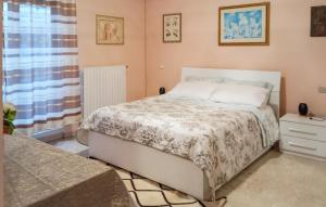 A bed or beds in a room at Cozy Apartment In Marina Di Santangelo