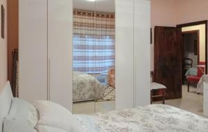 A bed or beds in a room at Cozy Apartment In Marina Di Santangelo