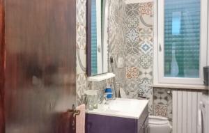 A bathroom at Cozy Apartment In Marina Di Santangelo