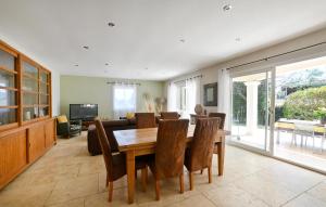 Televisyen dan/atau pusat hiburan di Lovely Home In Combas