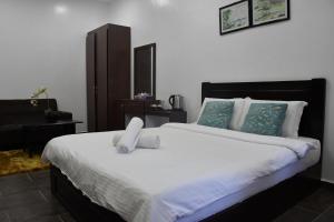 Postel nebo postele na pokoji v ubytování TELUK PENYABUNG RESORT