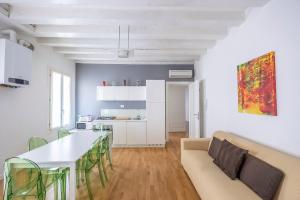 kuchnia i salon z kanapą i stołem w obiekcie Rialto al Manganer by Venicevillas w Wenecji